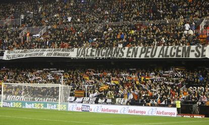 Los seguidores del Valencia también han manifestado su rechazo a la violencia al desplegar una pancarta reivindicativa durante el partido liguero contra el Barça del pasado domingo.