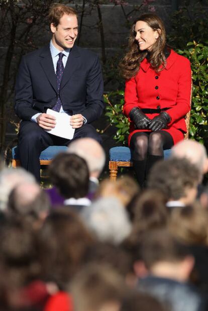 Kate y Guillermo, en un acto oficial en St. Andrews.