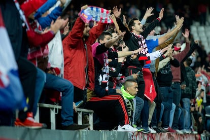 Ultras del Sevilla en un partido de 2014 contra el Madrid en el Sánchez Pizjuán.