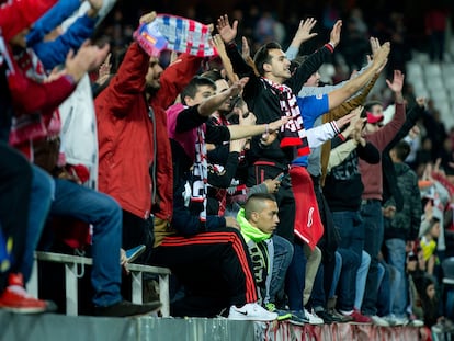 Ultras del Sevilla en un partido de 2014 contra el Madrid en el Sánchez Pizjuán.