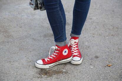 Los pantalones son de Dr Denim y sus zapatillas rojas de Converse.

 