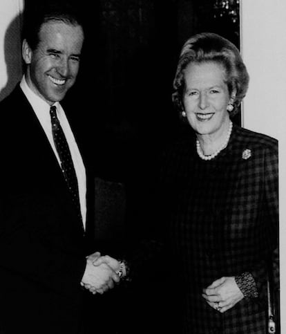 La primera ministra británica Margaret Thatcher, a la derecha, recibe al senador estadounidense Joseph Biden en Londres, el 13 de enero de 1988.