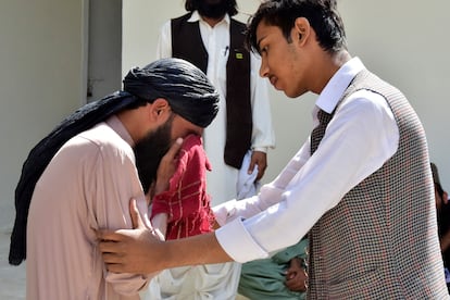 Un hombre consuela otro en un hospital de Quetta tras el suceso, este viernes.
