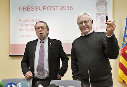 El concejal de Hacienda, Ramón Vilar y el alcalde de Valencia Joan Ribó.