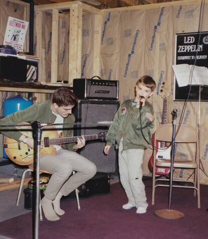 La versión adulta de Nickerson toca la guitarra mientras que de niño canta.