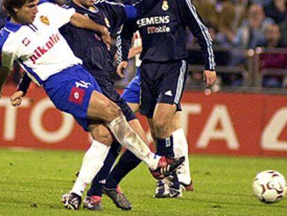 El jugador del Zaragoza, Leonardo Ponzio (izq.), pugna por un balón con el jugador del Madrid, Raúl.