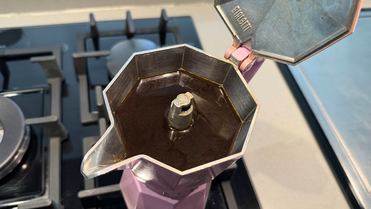 Café hecho con agua mineral en cafetera italiana Bialetti.