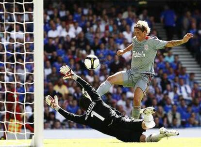 Fernando Torres bate a McGregor, portero del Rangers, en un partido de pretemporada.