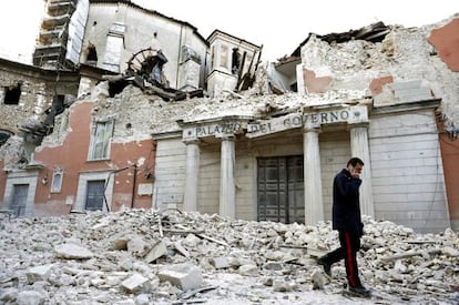 Un policía italiano pasea por el centro de L’Aquila tras el devastador terremoto de 2009.