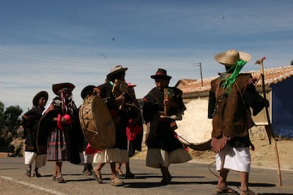 Yamparas con zampoñas y bomba en el municipio de Tarabuco, en el departamento valluno de Chuquisaca. Imagen tomada en febrero de 2023 y cedida por el Archivo y Biblioteca Nacionales de Bolivia (ABNB).