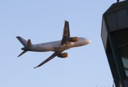 Avi&oacute;n de Vueling sobre el aeropuerto de Barcelona.