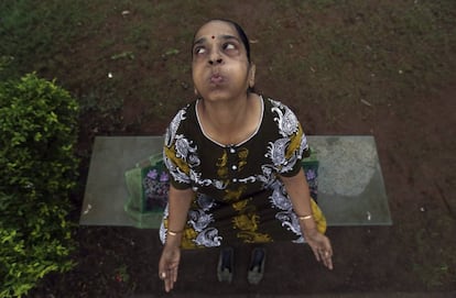 Una mujer practica yoga en un parque en Bombay, India.