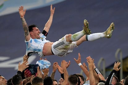 La estrella argentina de fútbol Lionel Messi es lanzado al aire por sus compañeros después de ganar la Copa América contra Brasil en el estadio Maracaná de Río de Janeiro, el 10 de julio de 2021.