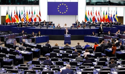 El primer ministro belga, Alexander De Croo, en el centro de la imagen, durante su discurso ante el pleno del Parlamento Europeo en Estrasburgo, este martes 16 de enero.