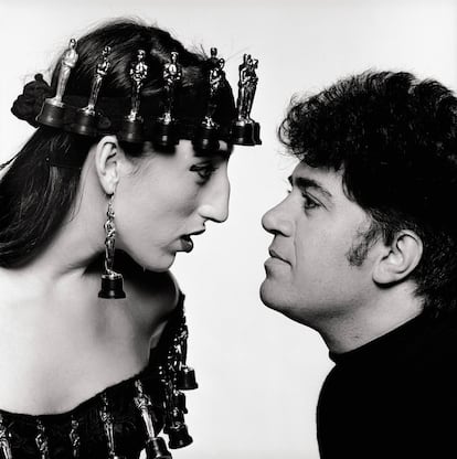Por el objetivo de Socías han pasado los principales personajes de la cultura y el arte de España. 'Rossy de Palma y Pedro Almodóvar'. Madrid, 1988.