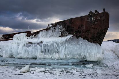 Un barco de la era soviética abandonado y atrapado por el hielo en el puerto de Khoujir, en Olkone, una de las 27 islas del lago Baikal. 