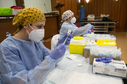 Una profesional sanitaria sostiene un vial de la vacuna AstraZeneca contra la covid-19 en el Hospital de Mérida (Badajoz), a 1 de marzo de 2021