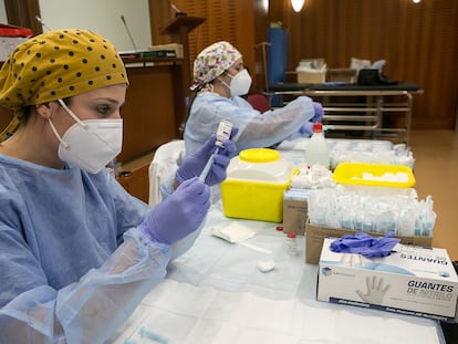 Una profesional sanitaria sostiene un vial de la vacuna AstraZeneca contra la covid-19 en el Hospital de Mérida (Badajoz), a 1 de marzo de 2021