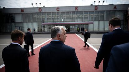 En una foto distribuida por el Gobierno húngaro, el primer ministro Viktor Orbán llega al aeropuerto de Moscú.