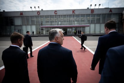 En una foto distribuida por el Gobierno húngaro, el primer ministro Viktor Orbán llega al aeropuerto de Moscú.