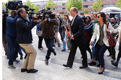 Los exministros Miguel Sebastián y Beatriz Corredor (a la derecha) a su llegada este viernes al hospital Puerta de Hierro de Majadahonda.