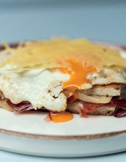 Bikini de jamón ibérico, queso y huevo frito. Imagen proporcionada por Libros Cúpula.