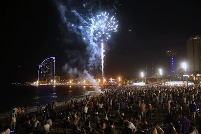 Fuegos artificiales durante la tradicional verbena de Sant Joan del año pasado en la playa de la Barceloneta de Barcelona.