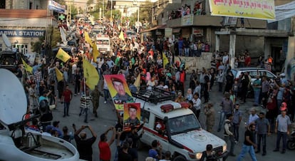 Un convoy de Hezbol&aacute; traslada los cuerpos de algunos milicianos muertos en la batalla con Al Nusra en la frontera sirio-libanesa.