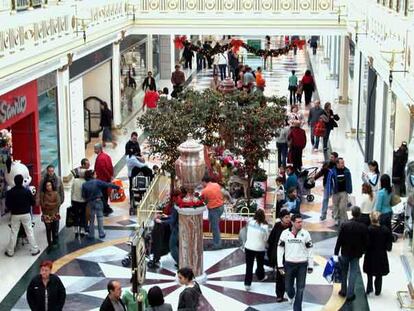 Ambiente de compras navideñas en el centro comercial madrileño Plaza Norte.