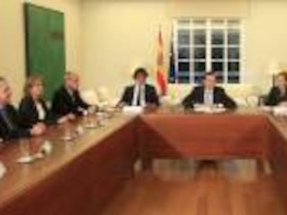 El presidente del Gobierno, Mariano Rajoy (c), durante la reunión que ha mantenido con representantes del sector editorial, esta tarde en el Complejo de La Moncloa.
