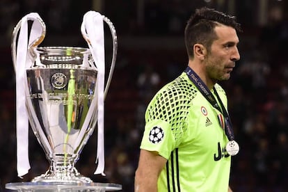 Gianluigi Buffon pasa al lado de la Copa de Europa tras perder la final ante el Real Madrid.