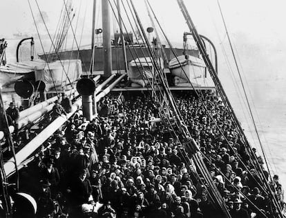 El barco S.S. Patricia se dirige repleto de inmigrantes a Ellis Island, en Nueva York, en 1906.
