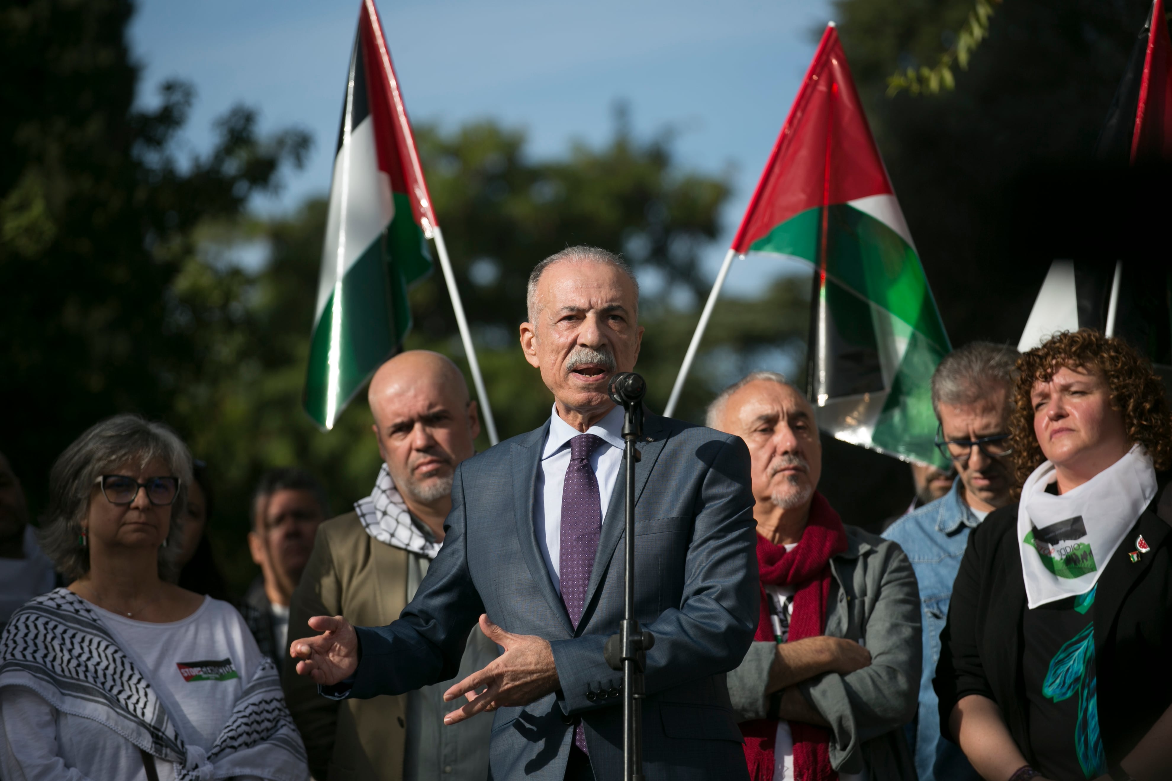 De izquierda a derecha, Paloma López (CC OO Madrid), Unai Sordo (CC OO), Husni Abdel Wahed (embajador de Palestina en Madrid),  Pepe Álvarez (UGT) y Susana Huertas (UGT Madrid).