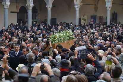 Cientos de personas despiden a Umberto Eco en el Castillo Sforzesco de Milán.