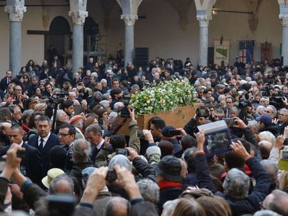 Cientos de personas despiden a Umberto Eco en el Castillo Sforzesco de Mil&aacute;n. 
 