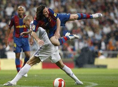 Messi vuela sobre Pepe en un ataque barcelonista.