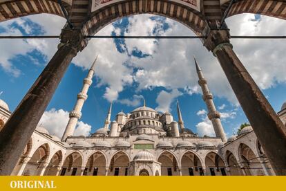 Es una de las grandes mezquitas de Estambul, y la única de la ciudad con seis minaretes. Se construyó en el siglo XVII, frente a Santa Sofía, y debe su nombre a su bello recubrimiento de mosaicos azules.