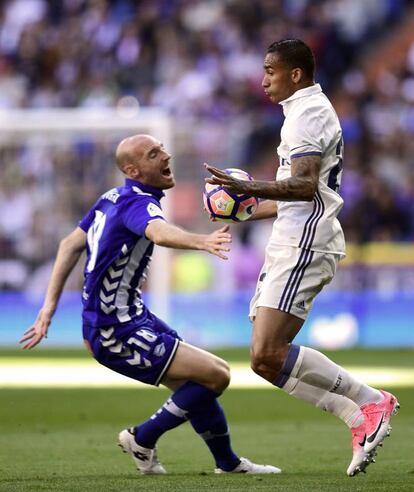 El jugador del Real Madrid, Danilo, controla la pelota ante el jugador del Alavés, Gaizka Toquero.