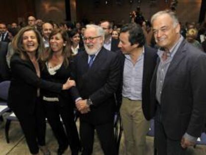 El cabeza del lista por el PP a las elecciones europeas, Miguel Arias Cañete(c), acompañado de los líderes populares, Carlos Florian(2ºd) y Esteban González Pons(d), la presidenta del PPC, Alicia Sánchez-Camacho(2ºi) y la ministra de Trabajo, Fátima Bañez(i), bromean entre ellos.