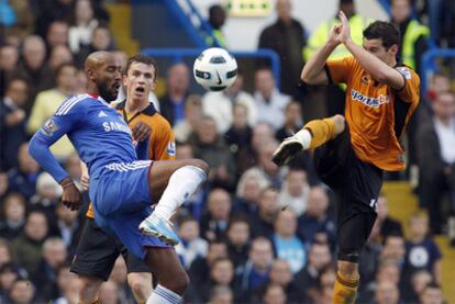 Anelka intenta controlar el balón ante la entrada de Jarvis.