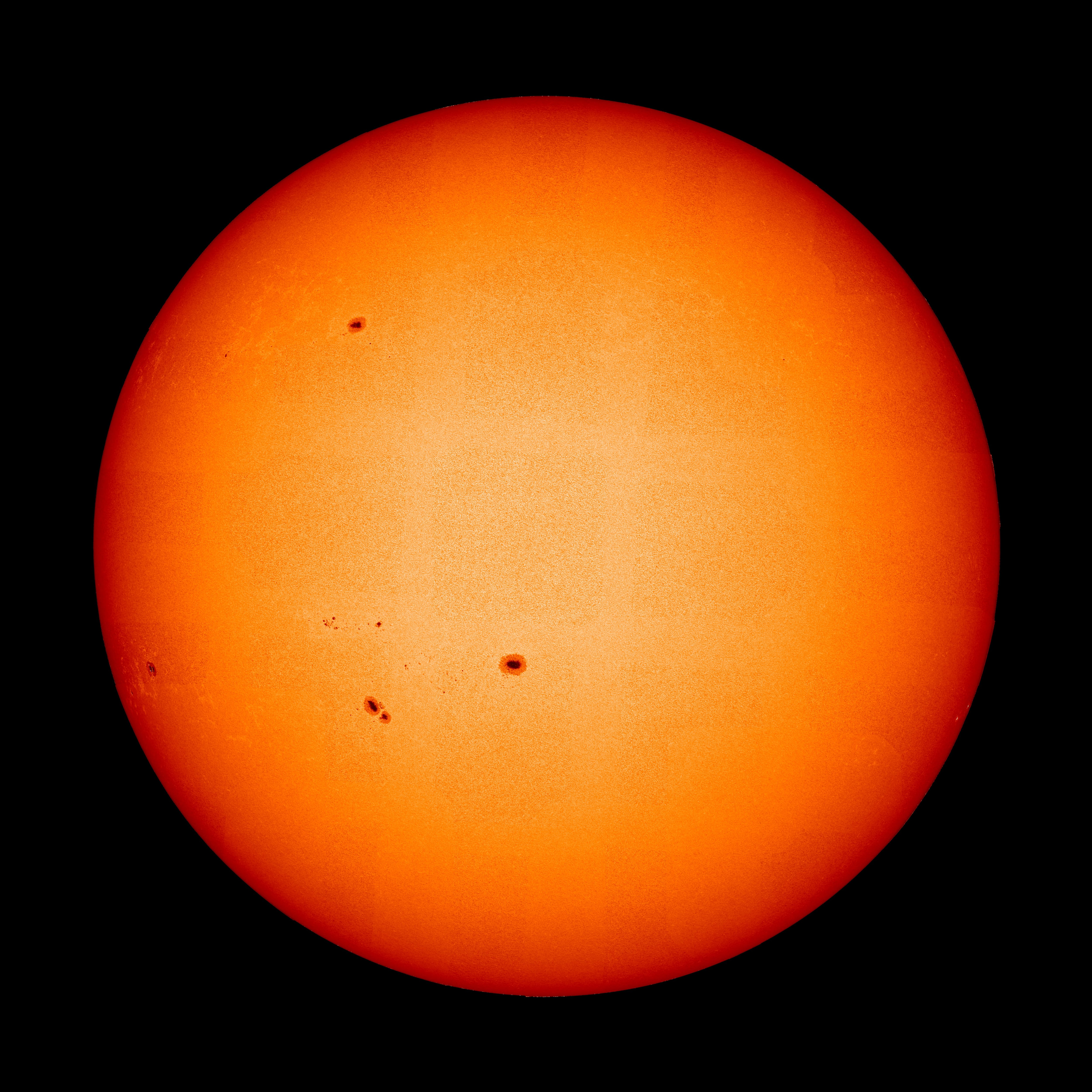 Superficie visible del Sol, también llamada fotosfera. Las manchas solares, que parecen agujeros, son regiones donde el campo magnético del Sol se abre paso.