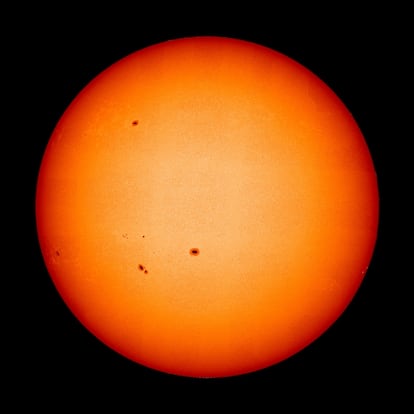 Superficie visible del Sol, también llamada fotosfera. Las manchas solares, que parecen agujeros, son regiones donde el campo magnético del Sol se abre paso.