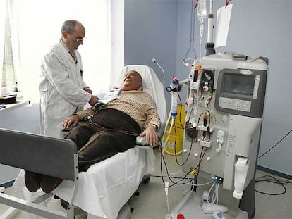 Un paciente es atendido en un hospital