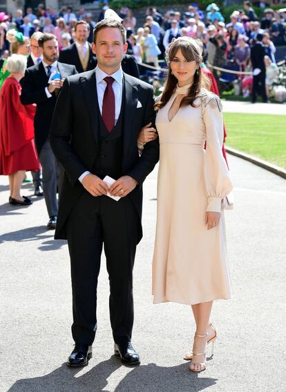 El actor y amigo de Meghan Patrick J. Adams y su esposa Troian Bellisario  posa para los medios gráficos antes de entrar en la capilla.