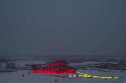 Miles de luces rojas iluminan este pez, que forma parte de la exposición, el 4 de enero de 2015.