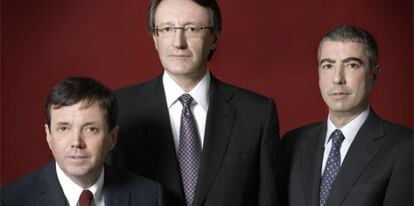 Des de l'esquerra, Ramon Cierco, Higini Cierco i el detingut, Joan Pau Miquel Prats.