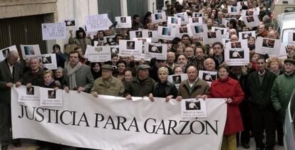 Manifestación de apoyo a Garzón en su pueblo natal, Torres (Jaén).