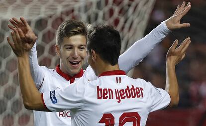 Vietto y Ben Yedder celebran uno de los goles del Sevilla. 