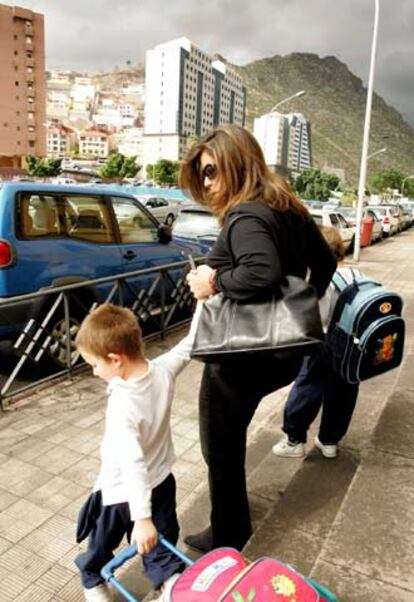 Una mujer recoge a sus hijos del colegio ante la fuerte tormenta en Tenerife.