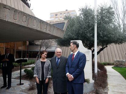 El presidente del Tribunal Constitucional (TC), Cándido-Conde Pumpido (en el centro), interviene en el acto de homenaje a Francisco Tomás y Valiente, presidente emérito del órgano de garantías, en el 28 aniversario de su asesinato por la banda terrorista ETA, junto a los hijos del magistrado, Ana y Francisco Tomás y Valiente, este miércoles en la sede del TC en Madrid.